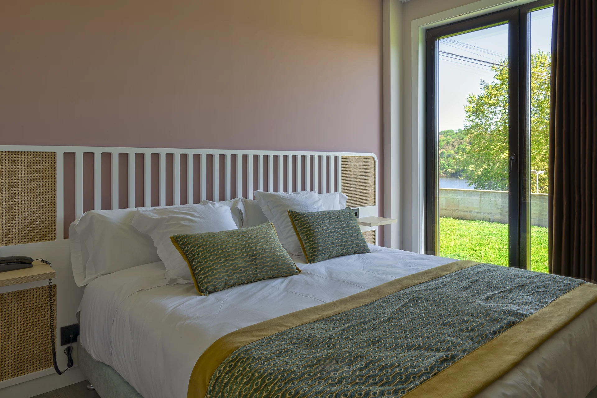 Habitación con cama grande de matrimonio. Salida al jardín